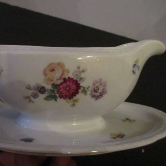 Vintage Thomas Bavaria Gravy Boat with rose design and attached plate - Picture 2 of 5